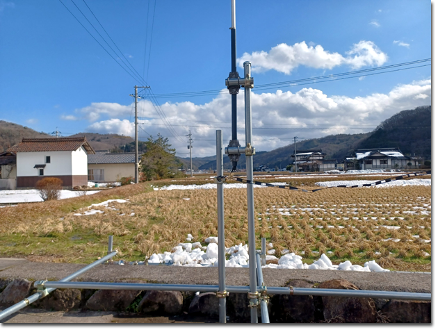 バーチカルアンテナの給電部の高さは地上からどれくらい離したほうが良いのか？